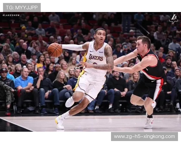 利拉德突破抛投命中，开拓者士气大振